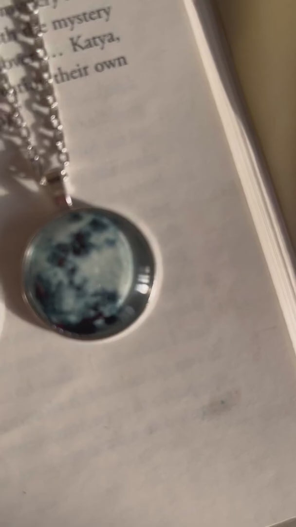 Glowing Moon Pendant Necklace – Gift your Loved Ones